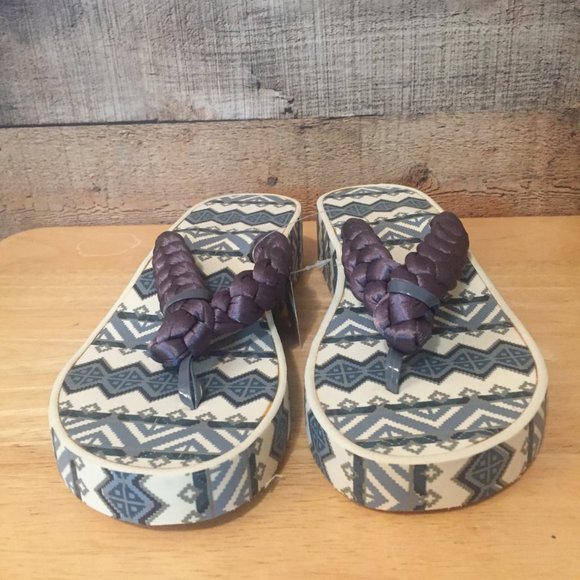 Muk Luks Platform Thong Sandals Size 10 Gray/Blue/Cream Geometric Motif - Picture 4 of 7